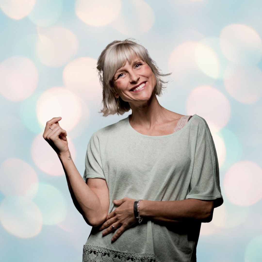 Annika, Mentorin für High Energy lacht in die Kamera.