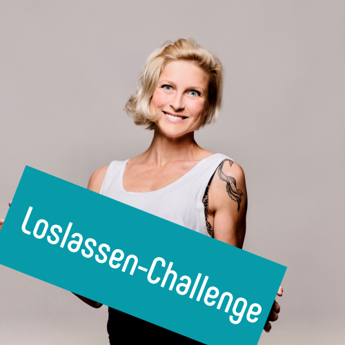 Loslassen-Mentorin Annika präsentiert lächelnd ein Schild mit der Aufschrift: Loslassen-Challenge