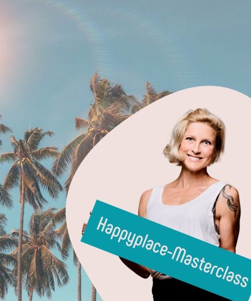 Blauer Himmel mit Palmen und Mentorin Annika mit Schild: Happyplace-Masterclass.